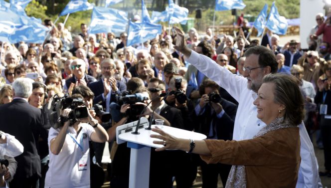 El presidente del Gobierno en funciones y líder del PP, Mariano Rajoy, en la celebración del Día del Afiliado del Partido Popular en Aragón. A su lado, la presidenta del PP aragonés, Luisa Fernanda Rudi.