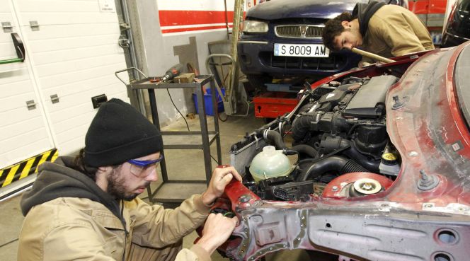 Alumnos de mecánica de automoción, matricúlados en el programa de la FP Dual.