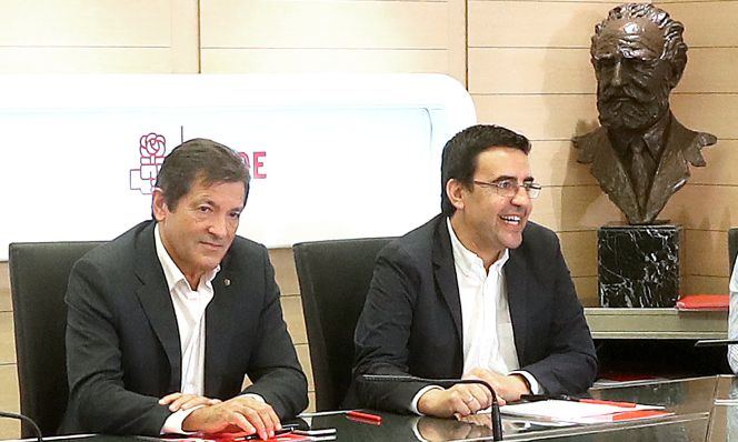 Reunion de la Comision Gestora del PSOE, presidida por Javier Fernandez, en la imagen, con Mario Jimenez.