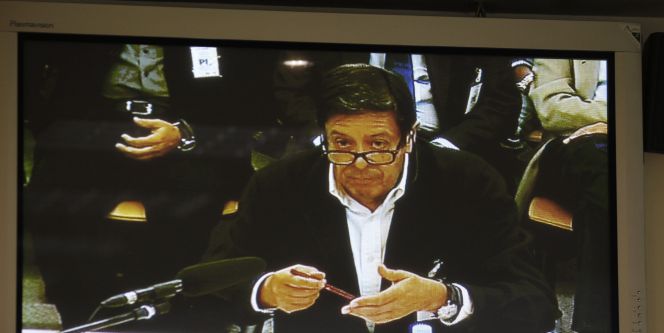 El exsecretario de Caja Madrid Enrique de la Torre, el primero en definir las polémicas tarjetas de la entidad como "black" a efectos fiscales y hombre clave en la causa, en una imagen del monitor de la sala de prensa de la Audiencia Nacional en San Fernando de Henares, durante su declaración hoy en la octava sesión del juicio por las tarjetas opacas de Caja Madrid. De la Torre ha negado que fuera él el que daba a los consejeros instrucciones sobre las tarjetas "opacas" de la entidad, ya que todos ellos estaban de sobra cualificados para saber lo que era una tarjeta de representación. EFEJavier Lizón