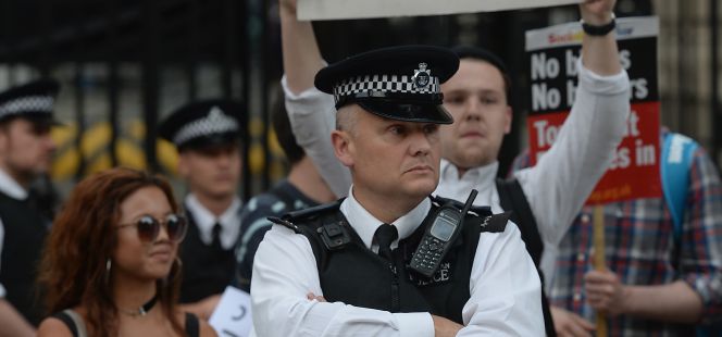 Manifestantes en Downing Street tras la decisión de Reino Unido de abandonar la Unión Europea.