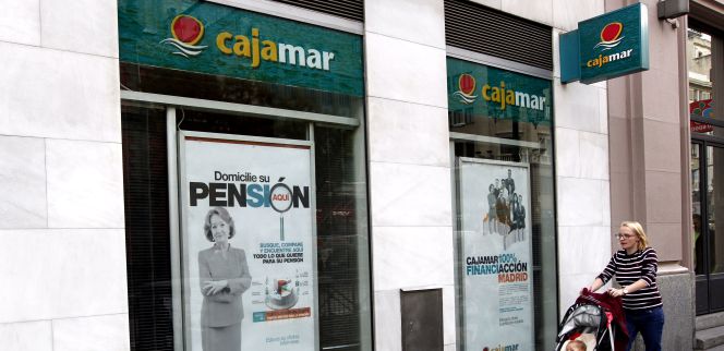 Cajamar contrata a Nomura y Barclays para colocar deuda