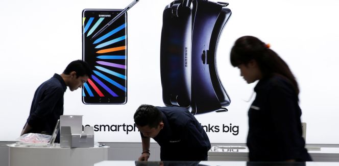 Varias personas observan los últimos Note 7 en una tienda en Indonesia.