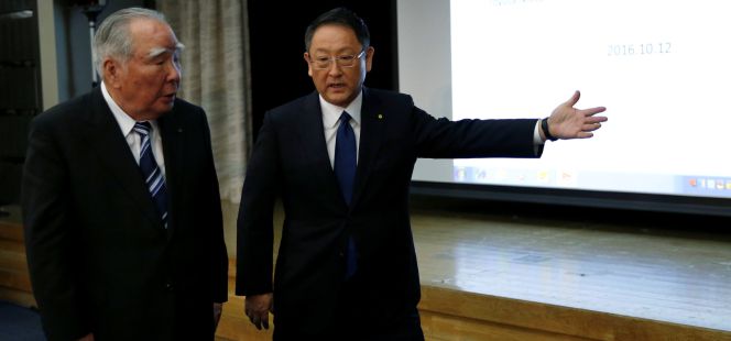 El CEO y presidente de Suzuki, Osamu Suzuki, y el CEO de Toyota, Akio Toyoda.