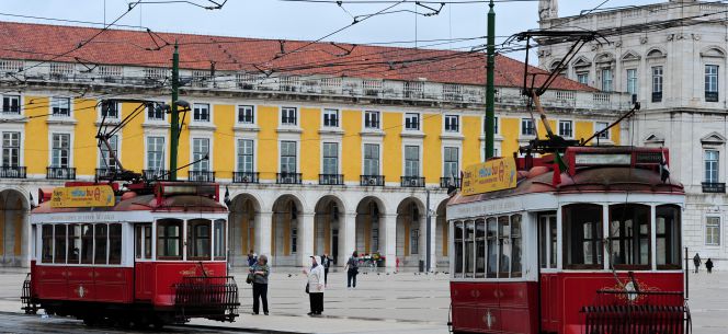 Tranvías ante el Ministerio de Finanzas en Lisboa