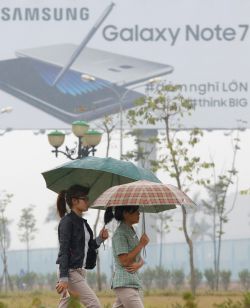 Empleadas de Samsung pasean ante un anuncio del Note 7 en su fábrica de Thai Nguyen, al norte de Hanoi, en Vietnam.