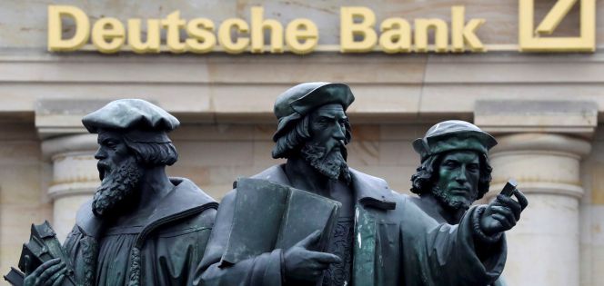 Una estatua cercana a una oficina de Deutsche Bank en Fráncfort.
