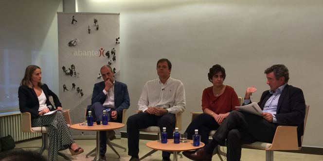 De izquierda a derecha, Lupina Iturriaga, Fundadora y Directora General de Fintonic; Vicente Varó, Director de Finect; Juan Colón, Consejero Delegado de Darwinex; Ángela Sánchez Vignote Directora Web y móvil de ING; y Javier López de Haro, Director Marketing y Ventas de Openbank.