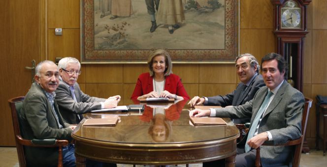 La ministra de Empleo en funciones, Fátima Báñez (c), se reúne con los presidentes de CEOE, Juan Rosell (2d), CEPYME, Antonio Garamendi (d) y los líderes de UGT y CCOO, Pepe Álvarez (i) e Ignacio Fernández Toxo (2i), para analizar las sentencias que equiparan las indemnizaciones por despido entre fijos e interinos.