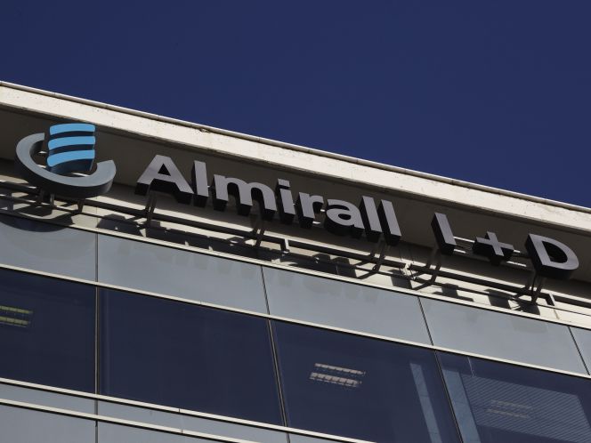 Almirall recortará 121 puestos de trabajo en España