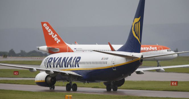 Un avión de Ryanair en el aeropuerto de Manchester.