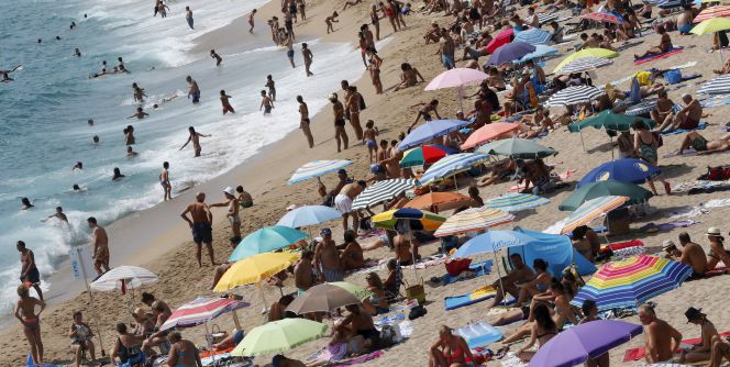 Turistas en la playa d’Aro, en la Costa Brava, el pasado mes de agosto.