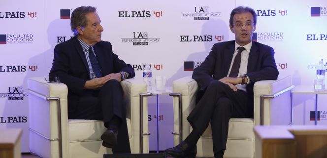 El periodista Iñaki Gabilondo y el presidente de Caixabank, Jordi Gual