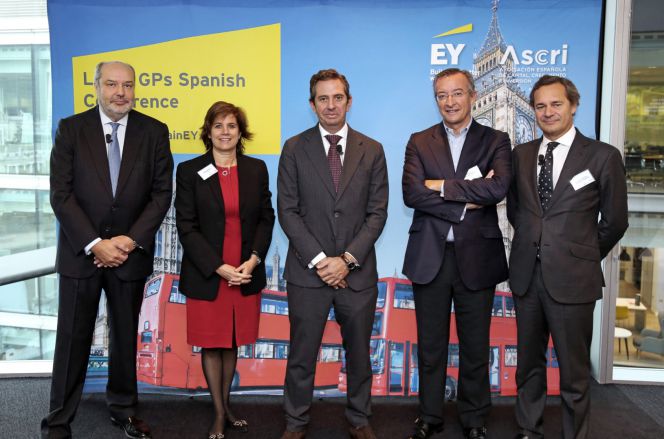 (De izquierda a derecha). Rafael Roldán, socio director responsable del área de asesoramiento en transacciones de EY; María Teresa Ballester, sénior advisor de EY; Iñigo Fernández de Mesa, secretario de Estado de Economía; Javier Ulecia, presidente de Ascri, y Juan Luis Ramírez, vicepresidente de Ascri.