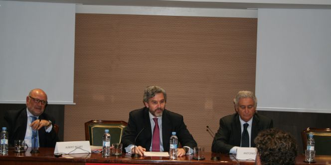 Albert Ricart, miembro de Economistas Asesores Financiero (i), Luis Gardon de Indosuez CA (c) y Antonio Pedraza, presidente de la Comisión Financiera del Consejo General de Economistas durante la presentación del Estudio de las Empresas de Asesoramiento Financiero en España.