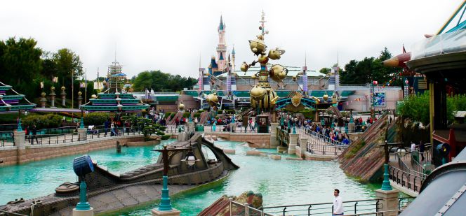 El castillo de la Bella Durmiente visto desde la atracción Space Mountain, en Disneyland París.
