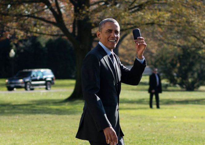 Barack Obama con teléfono BlackBerry