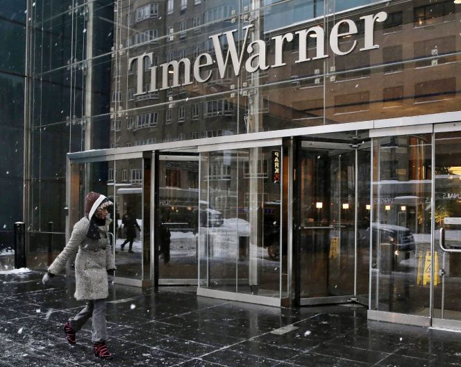 El logotipo de la compañía Time Warner en su sede de Nueva York, Estados Unidos.