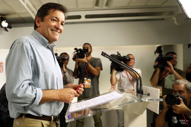 El presidente de la gestora del PSOE, Javier Fernández, durante la rueda de prensa que ha ofrecido tras la reunión del Comité Federal del partido