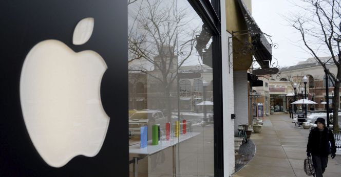 Una mujer pasa delante de una tienda del gigante tecnológico Apple en Arlington, Virginia, Estados Unidos.