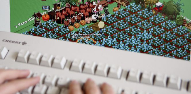 Un usuario juega a un videojuego.