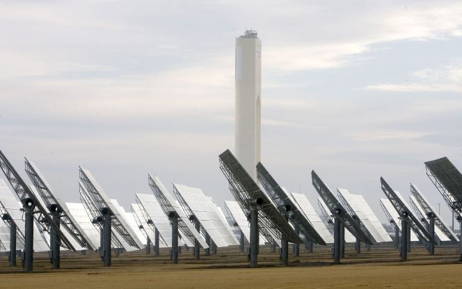 Vista de la planta solar de Abengoa en Sanlúcar La Mayor (Sevilla).