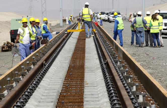 Tendido de vía en la línea de alta velocidad de Arabia Saudí.