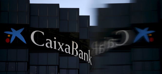Logotipo situado en la sede de CaixaBank