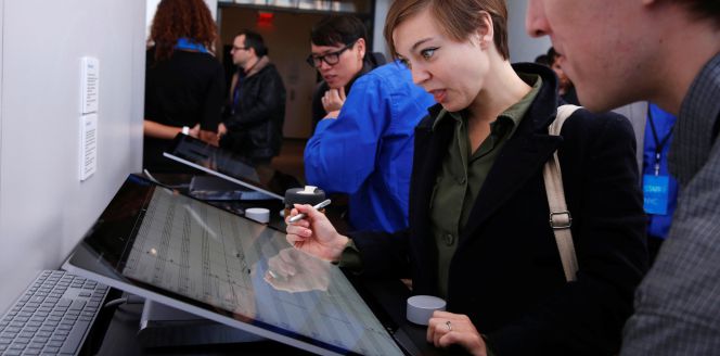 Varias personas miran el nuevo ordenador de sobremesa de Microsoft, el Surface Studio, durante su presentación en Nueva York.