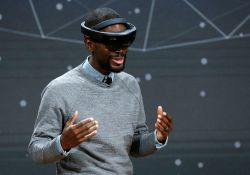 Taj Reid, diseñador senior de Microsoft, con unas gafas HoloLens .