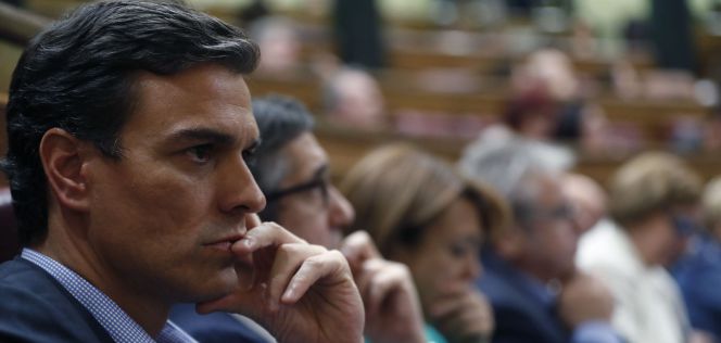 El ex secretario general del PSOE Pedro Sánchez antes de la primera votación del debate de investidura del candidato del PP, Mariano Rajoy, hoy en el Congreso.