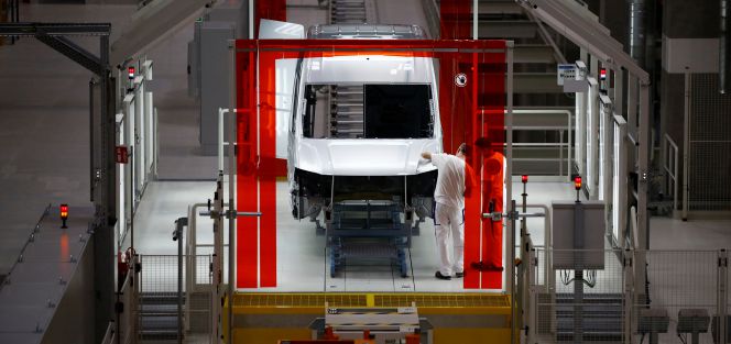 Línea de producción de furgonetas Volkswagen abierta hace poco en Polonia.