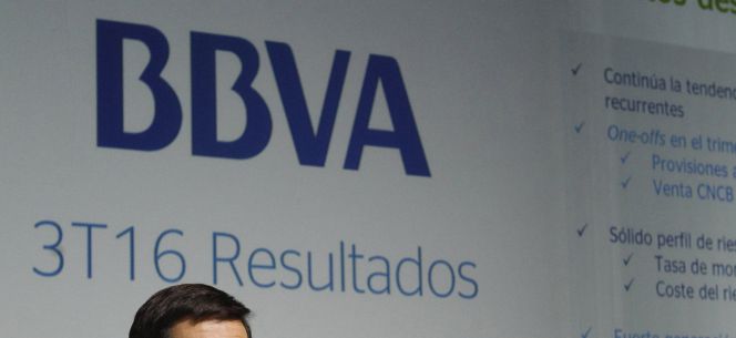 GRA256. MADRID, 27102016.- El consejero delegado del BBVA, Carlos Torres, durante la rueda de prensa ofrecida hoy para presentar los resultados de la entidad hasta septiembre. El BBVA obtuvo un beneficio neto atribuido de 2.797 millones de euros hasta septiembre de 2016, un 64,3 % más que un año antes, debido al impacto de varias operaciones corporativas y al efecto de la fluctuación de las divisas, sin los que el crecimiento hubiera sido del 15 %. EFEVíctor Lerena