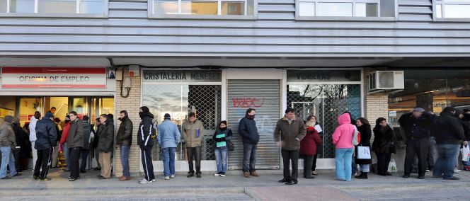 Parados en una oficina de empleo en Madrid