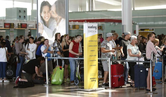 Colas de facturación en los mostradores de Vueling en la Terminal 1 del Aeropuerto de El Prat, en Barcelona, el pasado mes de julio.