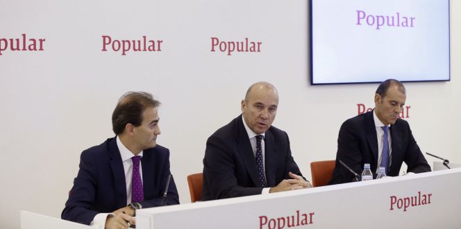 El consejero delegado del Banco Popular, Pedro Larena (c), acompañado por el director financiero, Javier Moreno, y el subdirector general, Carlos Balado, durante la rueda de prensa ofrecida hoy en Madrid para presentar los resultados hasta septiembre de la entidad.
