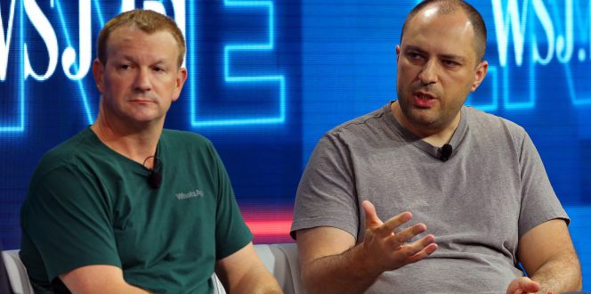 Brian Acton, cofundador de WhatsApp, y Jan Koum, cofundador y CEO de la plataforma social, durante una conferencia del Wall Street Journal.