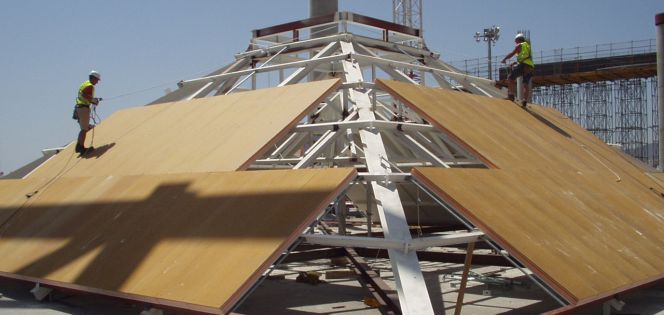 Instalación de paneles de Coretech para la construcción de un hospital.