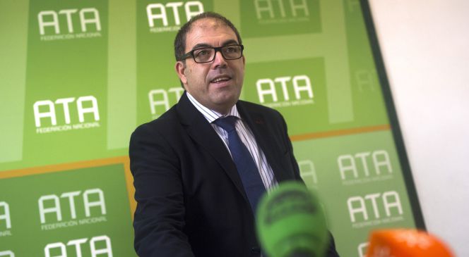 El presidente de la Federación Nacional de Asociaciones de Trabajadores Autónomos (ATA), Lorenzo Amor, a su llegada a la rueda de prensa ofrecida en Córdoba.