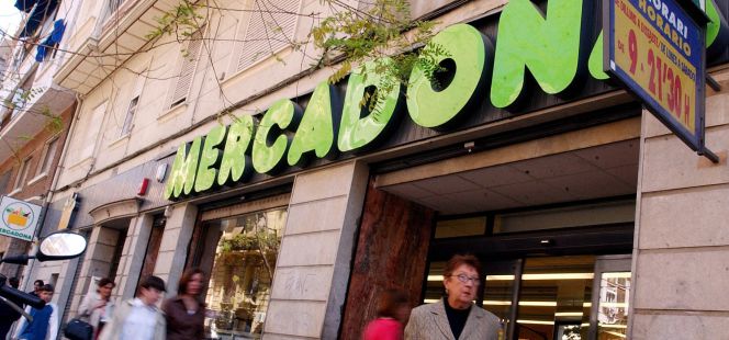 Transeuntes en una calle comercial.