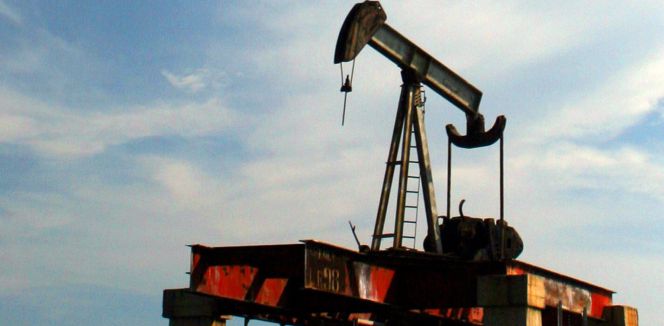 El petróleo se aleja de los 50 dólares al desconfiar del pacto de la OPEP