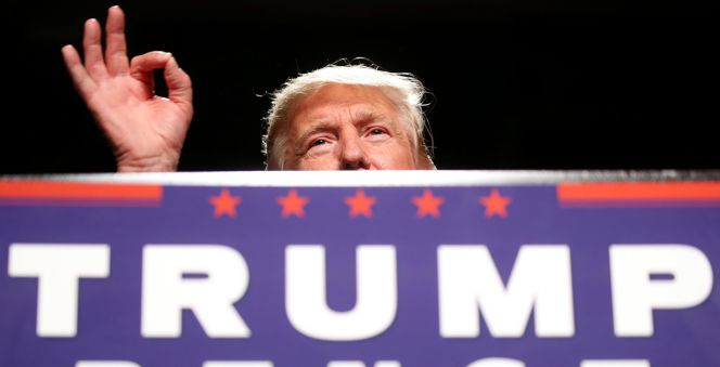 El candidato republicano a la Casa Blanca, Donald Trump en un acto de campaña en Warren, Michigan. REUTERS