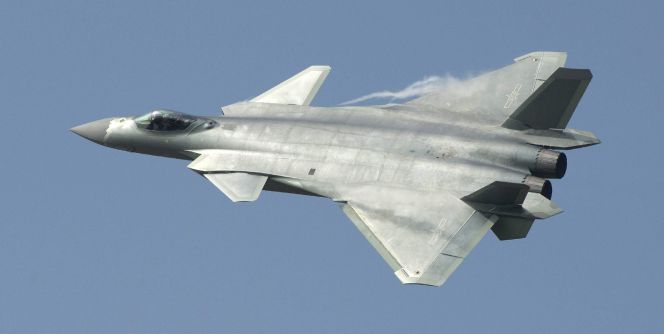 Imagen del nuevo avión de combate J-20, un bombardero invisible a los radares, durante la Exhibición Internacional de Aviación y Aeronáutica de China que se celebra en Zhuhai, China.