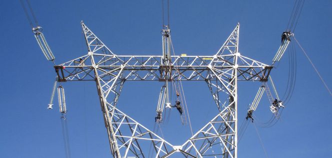 Empleados de Cymi en una torre de alta tensión.
