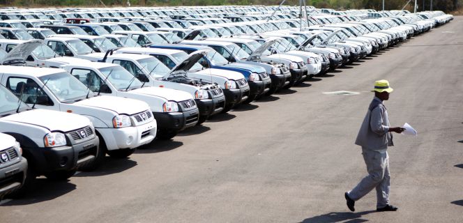 Coches Nissan en una planta de fabricación