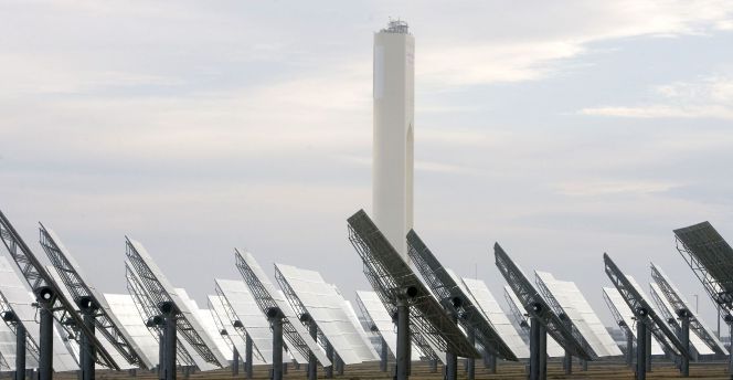 Vista de la planta solar de Abengoa en Sanlúcar La Mayor (Sevilla).