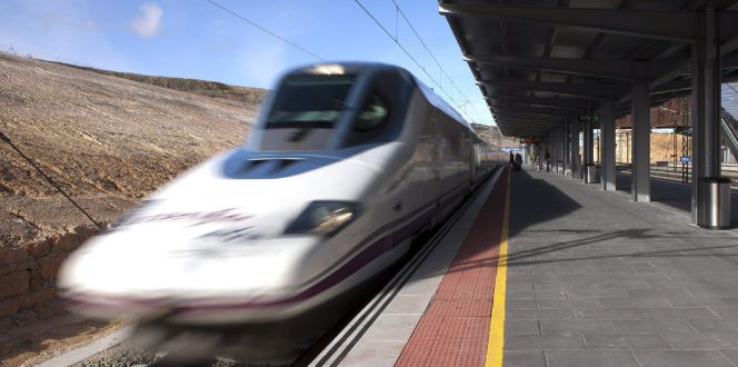 Un tren de alta velocidad (AVE) a su paso por la estación de Cuenca.