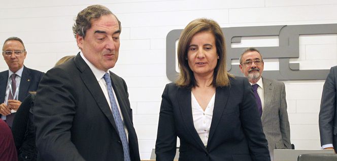 Juan Rosell, presidente de CEOE, con Fátima Báñez, ministra de Empleo y Seguridad Social.