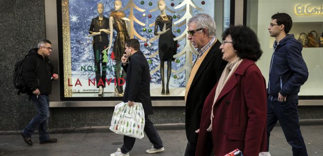Gente de compras en una de las áreas comerciales de Madrid.