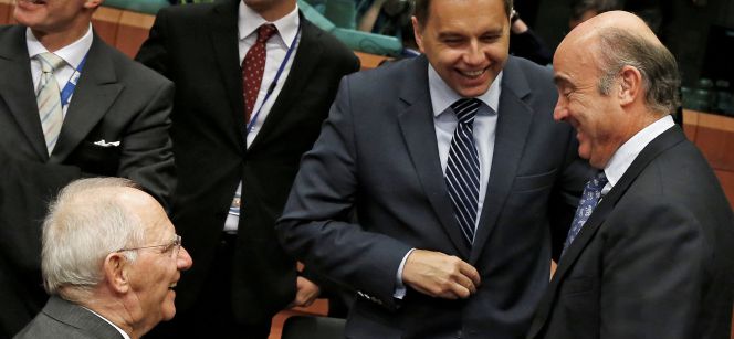 Luis de Guindos, ministro de Economía, habla con su colega eslovaco Peter Kazimir (segundo por la derecha), y aleman Wolfgang Schauble antes de la reunión del Eurogrupo.